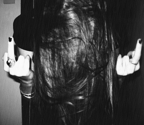 fotki-devushka-pokazuet-fak-s-chernimi-volosami-golie-rakom-na-ulitse-foto