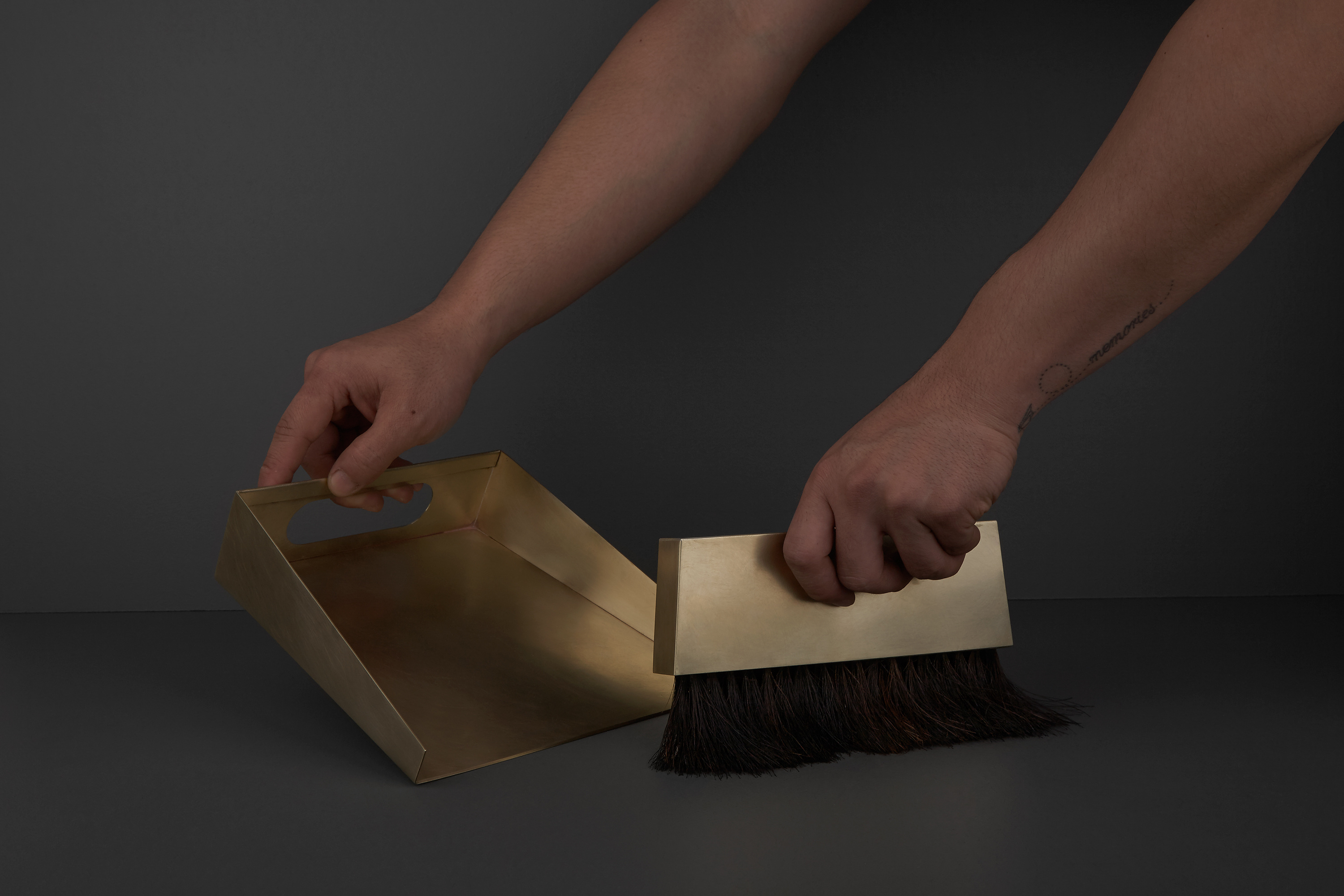 Brass Dustpan & Broom studiokyss