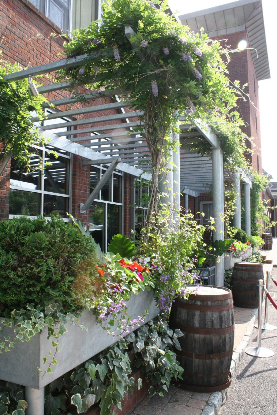 Moderne Barn Restaurant, Armonk, New York studio rai, Architects