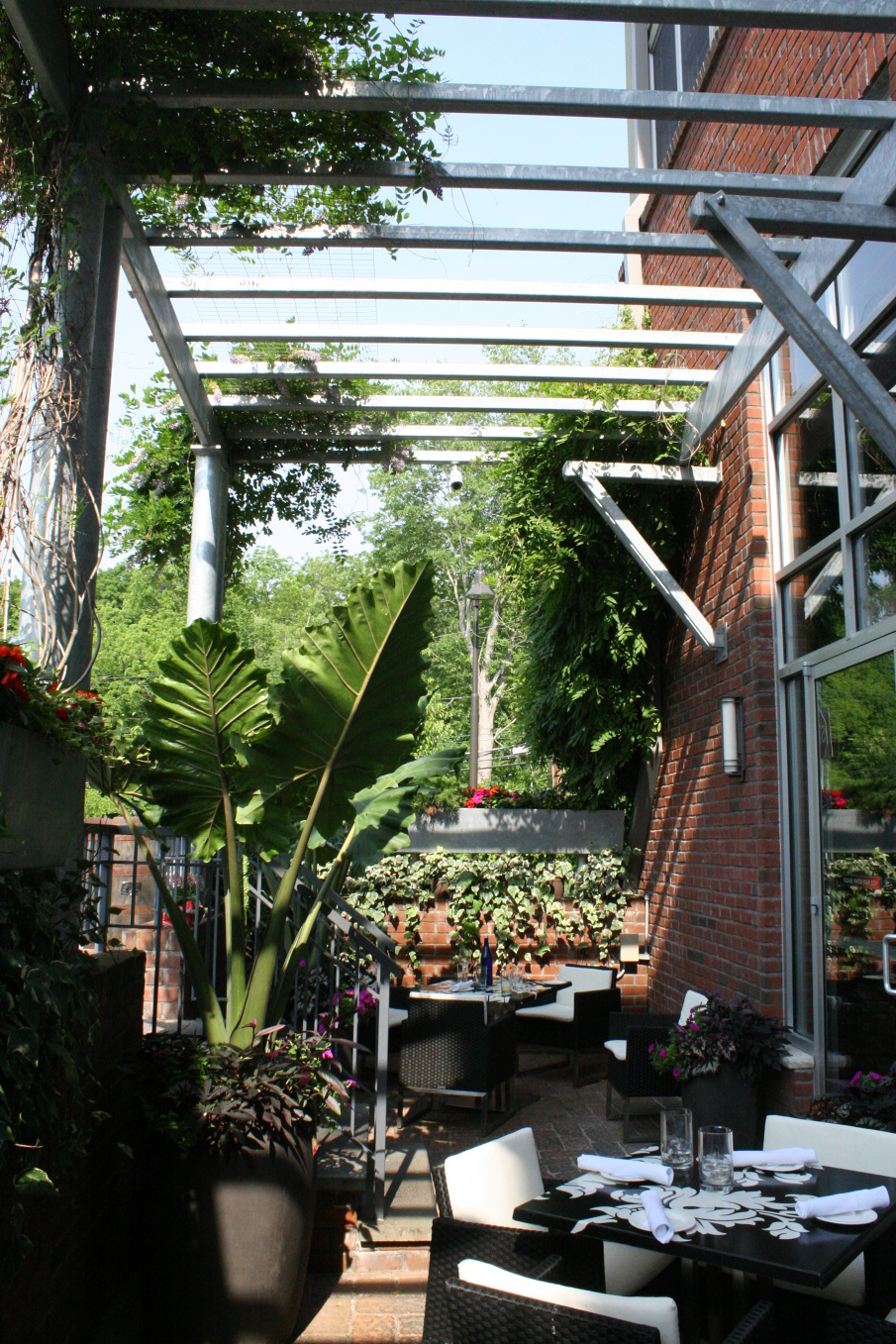 Moderne Barn Restaurant, Armonk, New York studio rai, Architects