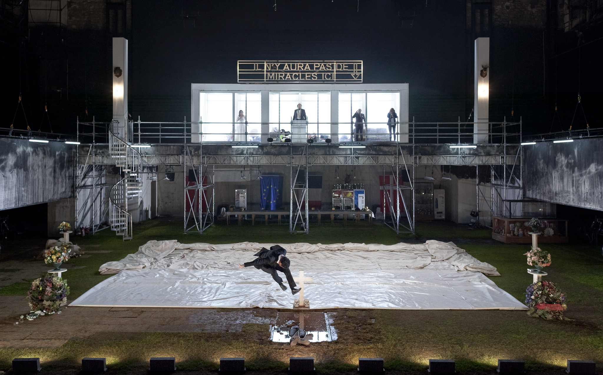 Au Moins J Aurai Laissé Un Beau Cadavre AU MOINS J'AURAIS LAISSE UN BEAU CADAVRE - THEATER AS LANDSCAPE