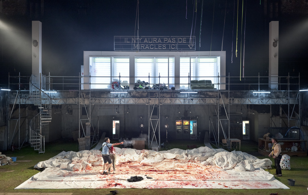 Au Moins J Aurai Laissé Un Beau Cadavre AU MOINS J'AURAIS LAISSE UN BEAU CADAVRE - THEATER AS LANDSCAPE