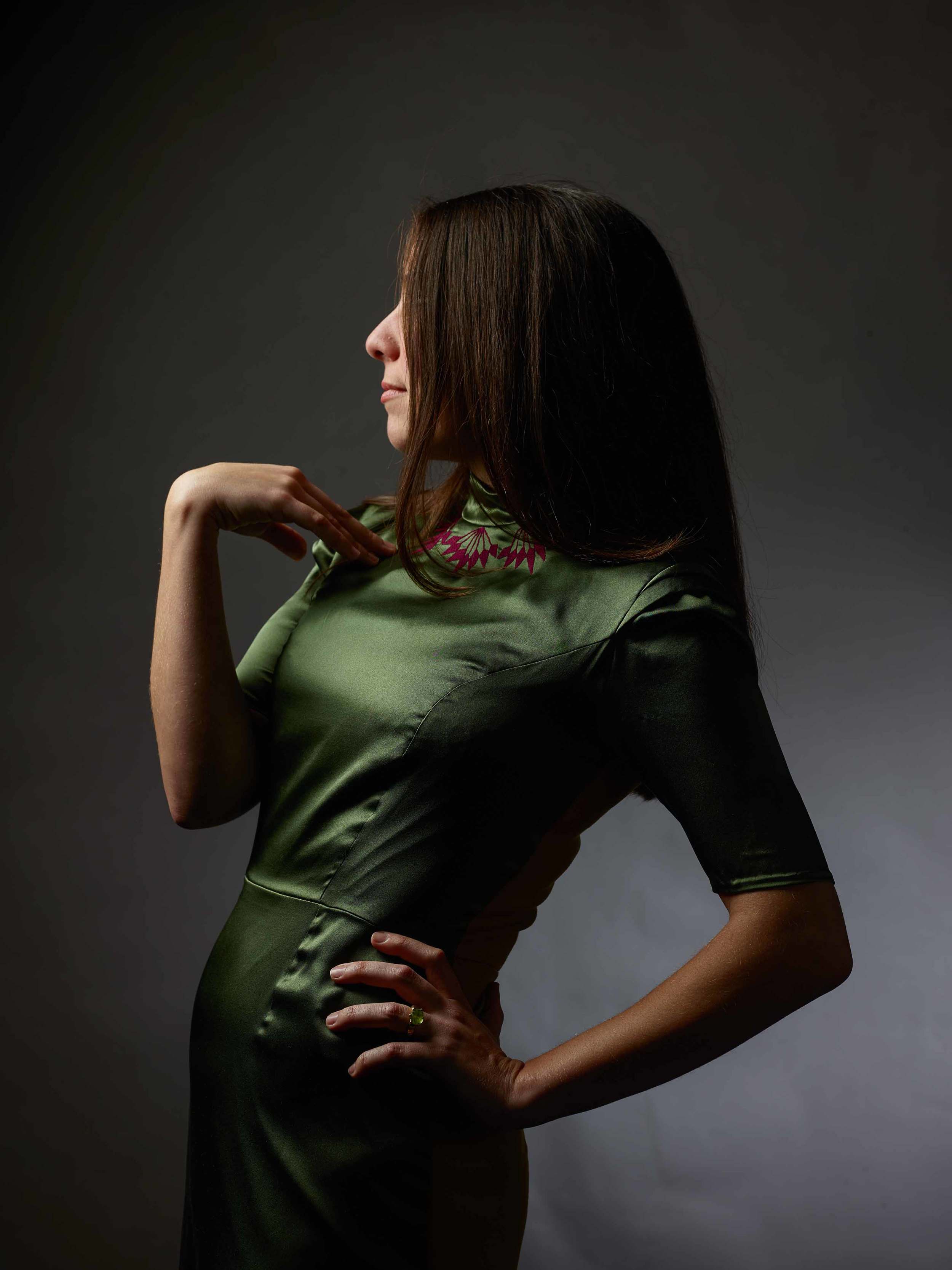 Retro-Futuristic dress. Green moss crepe-satin silk, mustard wool (back)  and bordeaux silk thread embroidery. - veruz