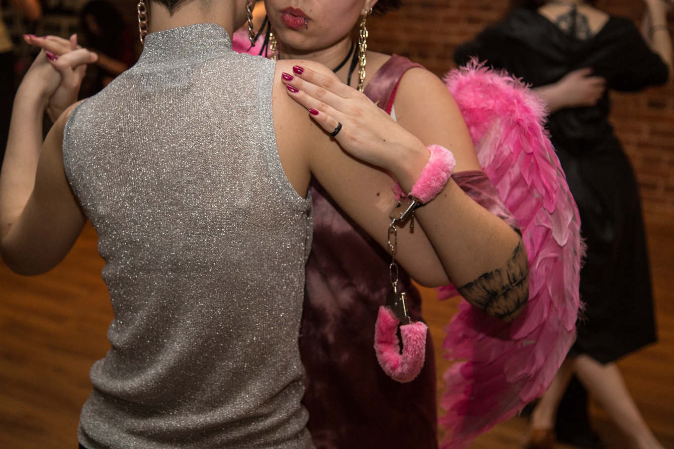 Porno Yulya eshak ichida