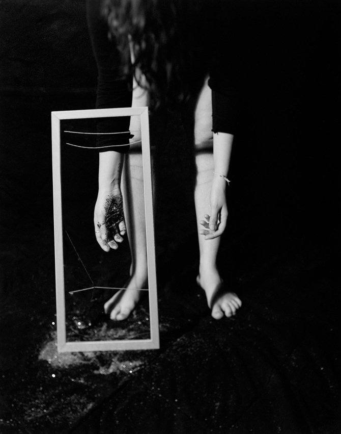 eva is inside her cat rachel.chicaguala