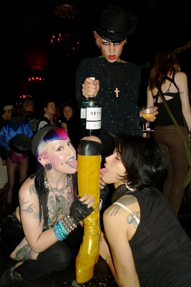 NO BRA & NEON'S BIRTHDAY