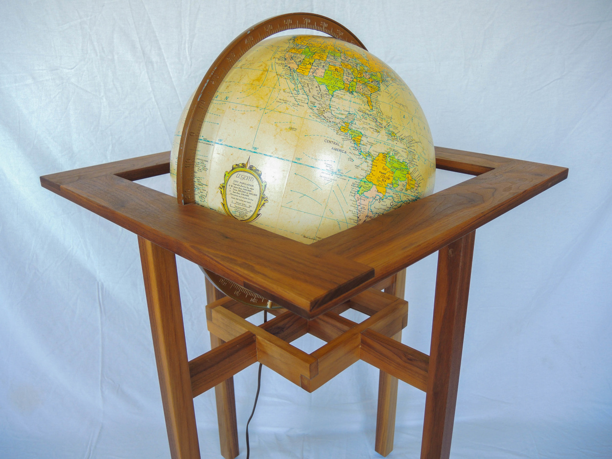 Globe Table Taut