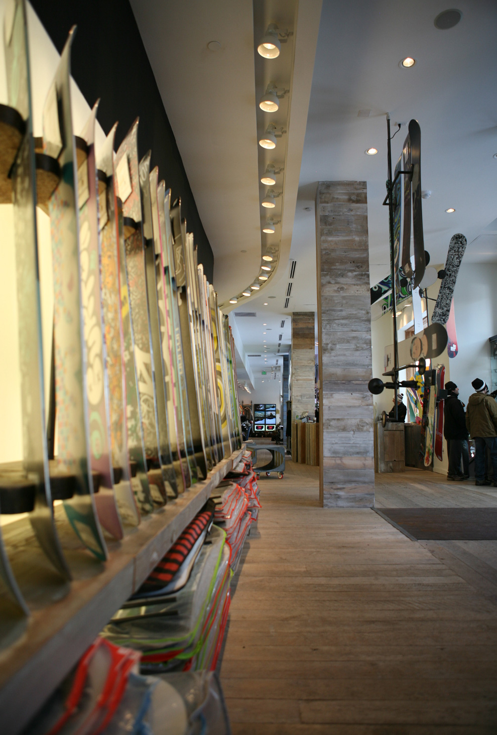 BURTON VAIL FLAGSHIP RETAIL STORE tres birds