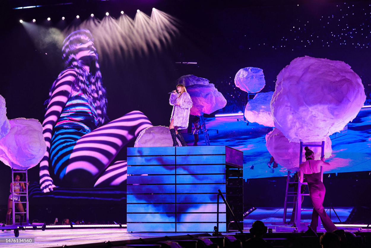 Taylor Swift: The Eras Tour Visuals - Yo Showtime