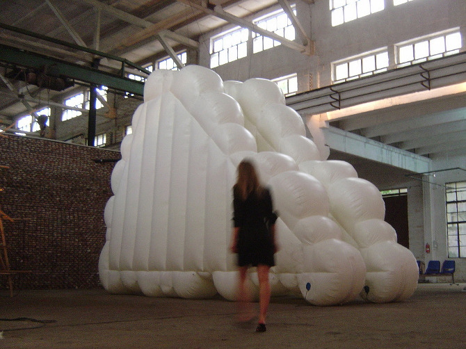 Inflatable smoke - Guy Overfelt