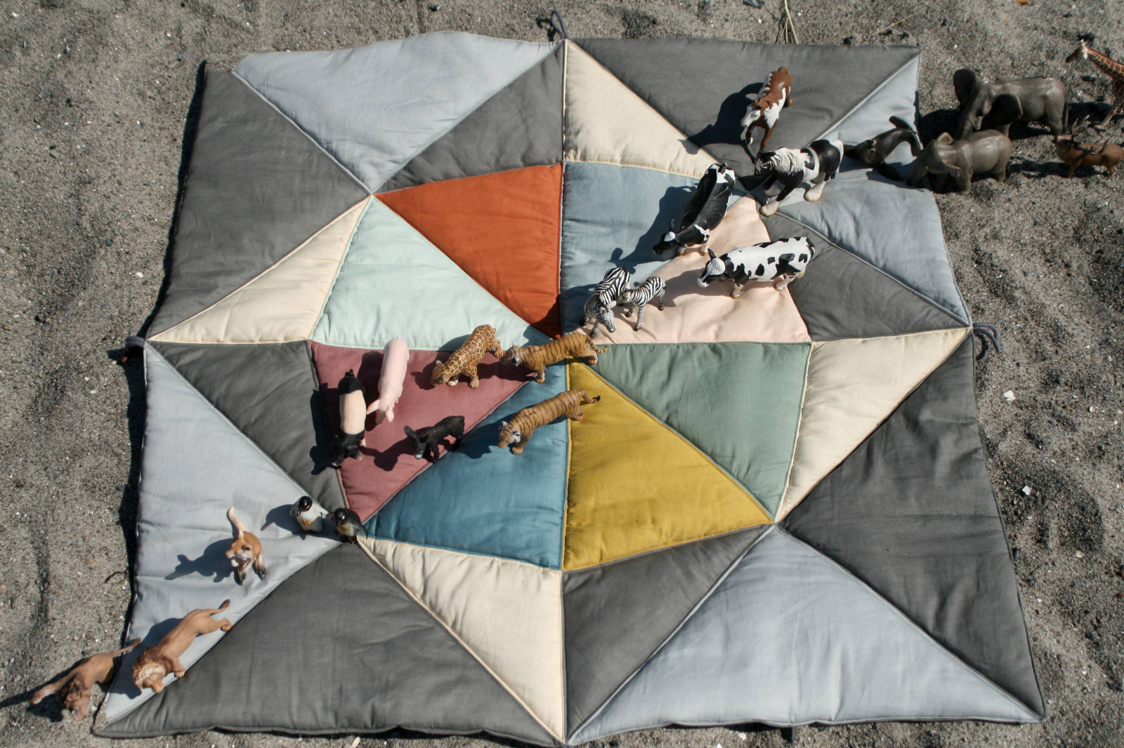 / PLAYFOLDSHIP folding blanket FABELAB